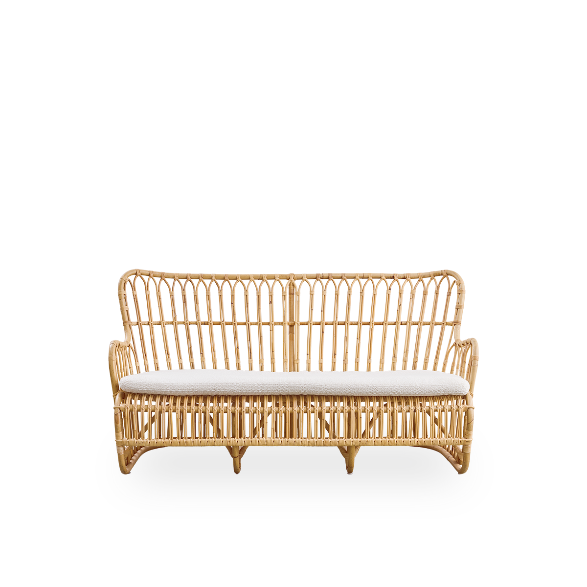 Frontansicht des Tulip Rattansofas, entworfen von Tove Kindt-Larsen, mit weichen organischen Linien.
Handgefertigt aus hochwertigem indonesischem Rattan.