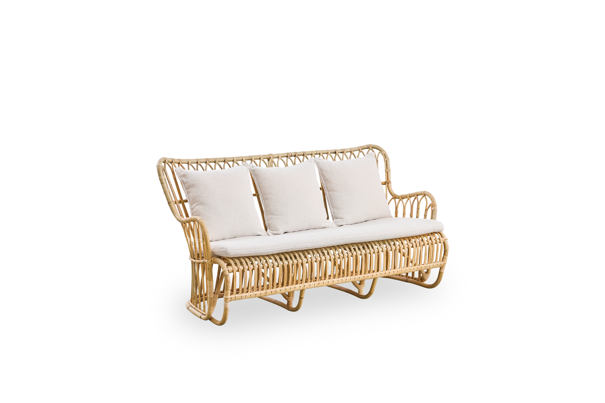 Seitenansicht des Tulip Korbsofas, entworfen von Tove Kindt-Larsen, mit weichen, organischen Linien. Handgefertigt aus hochwertigem indonesischem Rattan.