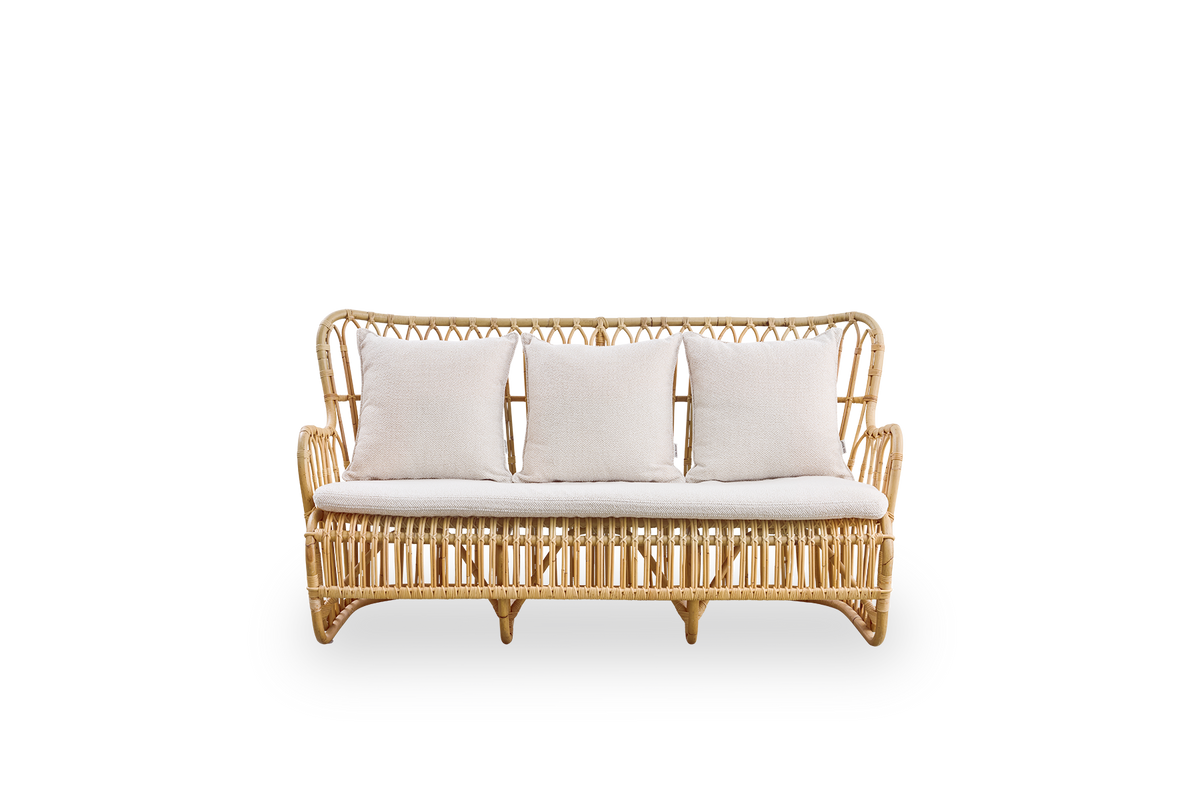 Frontansicht des Tulip Rattansofas, entworfen von Tove Kindt-Larsen, mit weichen organischen Linien.
Handgefertigt aus hochwertigem indonesischem Rattan.