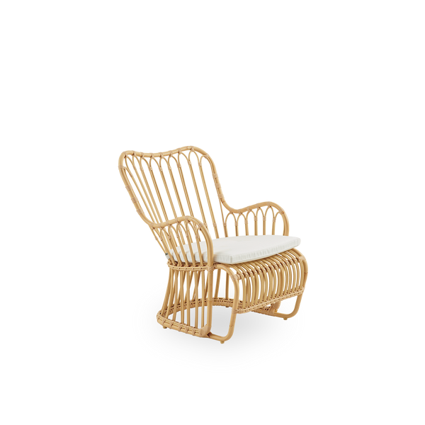 Seitenansicht des Tulip Outdoor-Loungestuhls, entworfen von Tove Kindt-Larsen, mit weichen, organischen Linien. Aluminiumrahmen in Rattan-Optik mit ArtFibre-Umwicklungen.