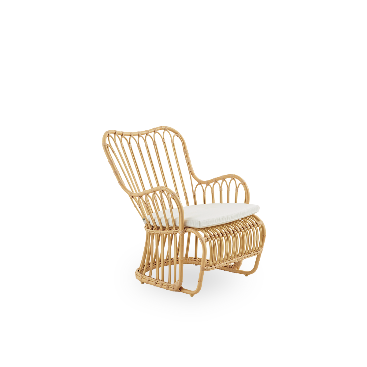 Seitenansicht des Tulip Outdoor-Loungestuhls, entworfen von Tove Kindt-Larsen, mit weichen, organischen Linien. Aluminiumrahmen in Rattan-Optik mit ArtFibre-Umwicklungen.