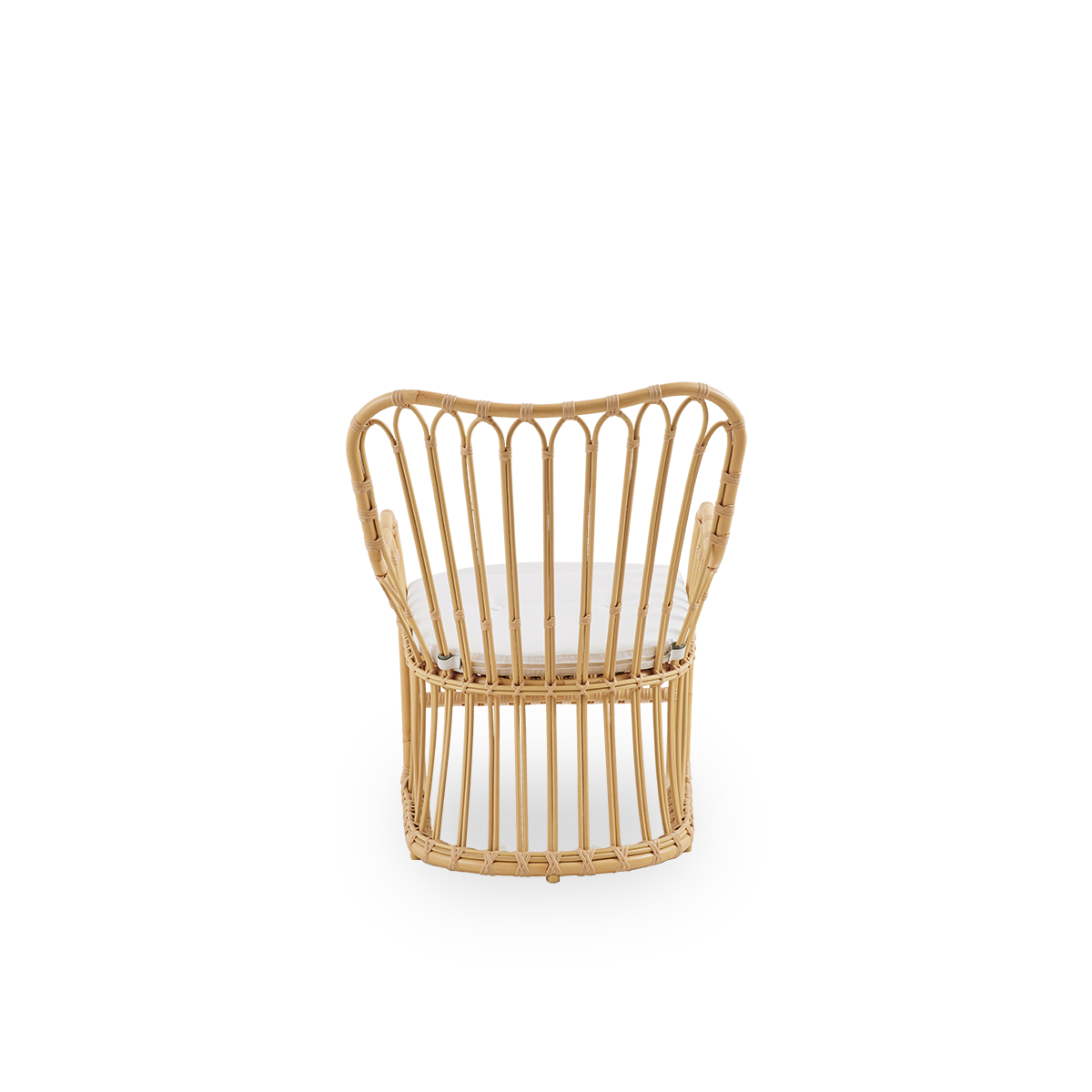 Einfache Rückansicht des Tulip Outdoor-Loungesessels, entworfen von Tove Kindt-Larsen, mit weichen, organischen Linien. Aluminiumrahmen in Rattanoptik mit ArtFibre-Bindungen.