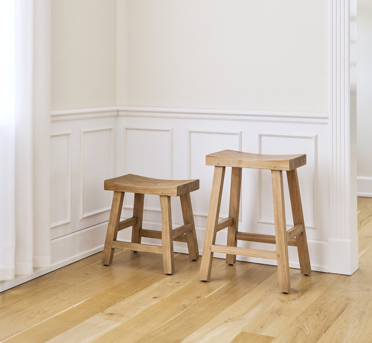 Dies ist ein Lifestyle-Bild von Charles Barstuhl in teak indoor, in einem hell-weißen Interieur mit Wandvertäfelung und Fischgrätparkett.