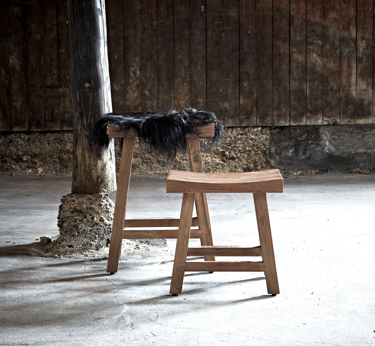 Dies ist ein Lifestyle-Bild von Charles Barstuhl in teak indoor, in einem hell-weißen Interieur mit Wandvertäfelung und Fischgrätparkett.