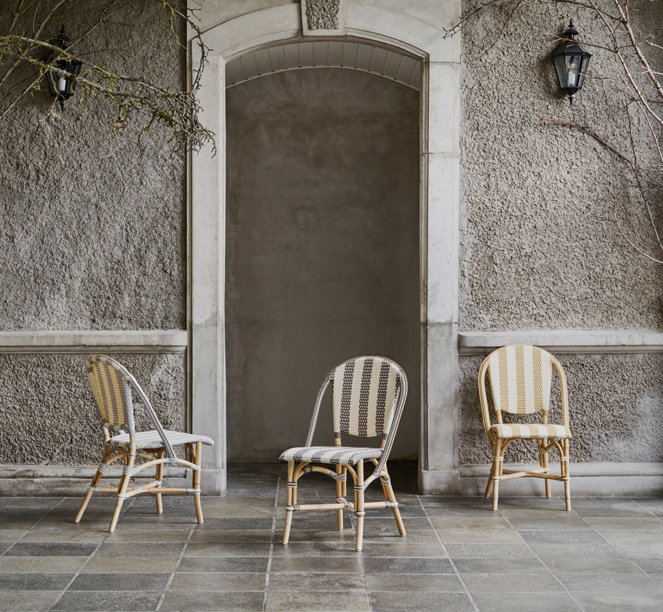 Dies ist ein Lifestyle-Bild von Sofie Esszimmerstuhl in striped cappuccino ivory artfibre skin on rattan frame. In einem hellen Interieur gestylt.
