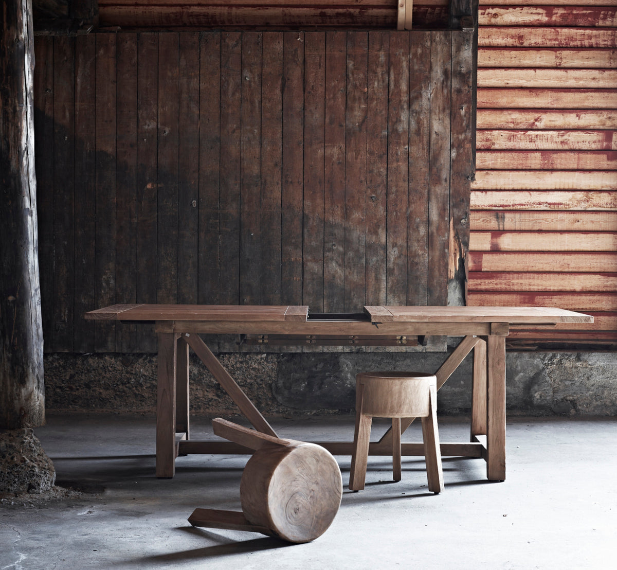 Dies ist ein Lifestyle-Bild von George Außen-Ausziehtisch 200(280) in outdoor Teak, auf einer Gartenterrasse im Freien mit weißer Hausfassade und.
