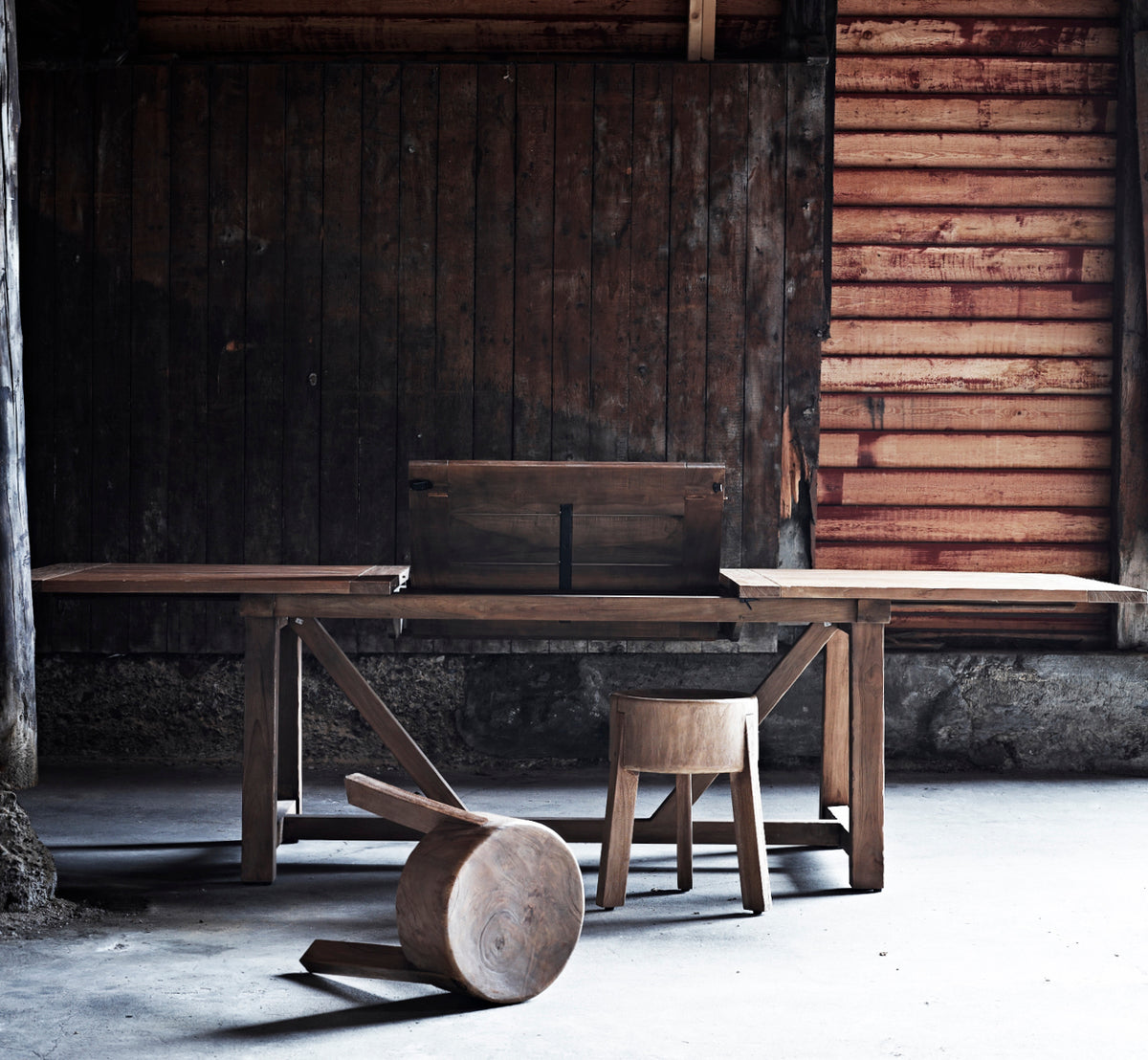 Dies ist ein Lifestyle-Bild von George Außen-Ausziehtisch 200(280) in outdoor Teak, auf einer Gartenterrasse im Freien mit weißer Hausfassade und.