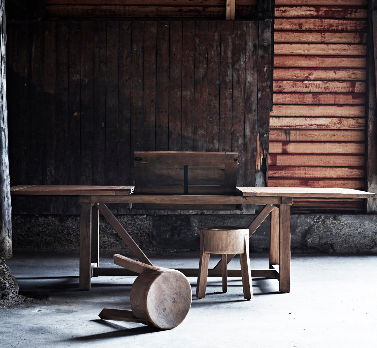 Dies ist ein Lifestyle-Bild von George Außen-Ausziehtisch 200(280) in outdoor Teak, auf einer Gartenterrasse im Freien mit weißer Hausfassade und.