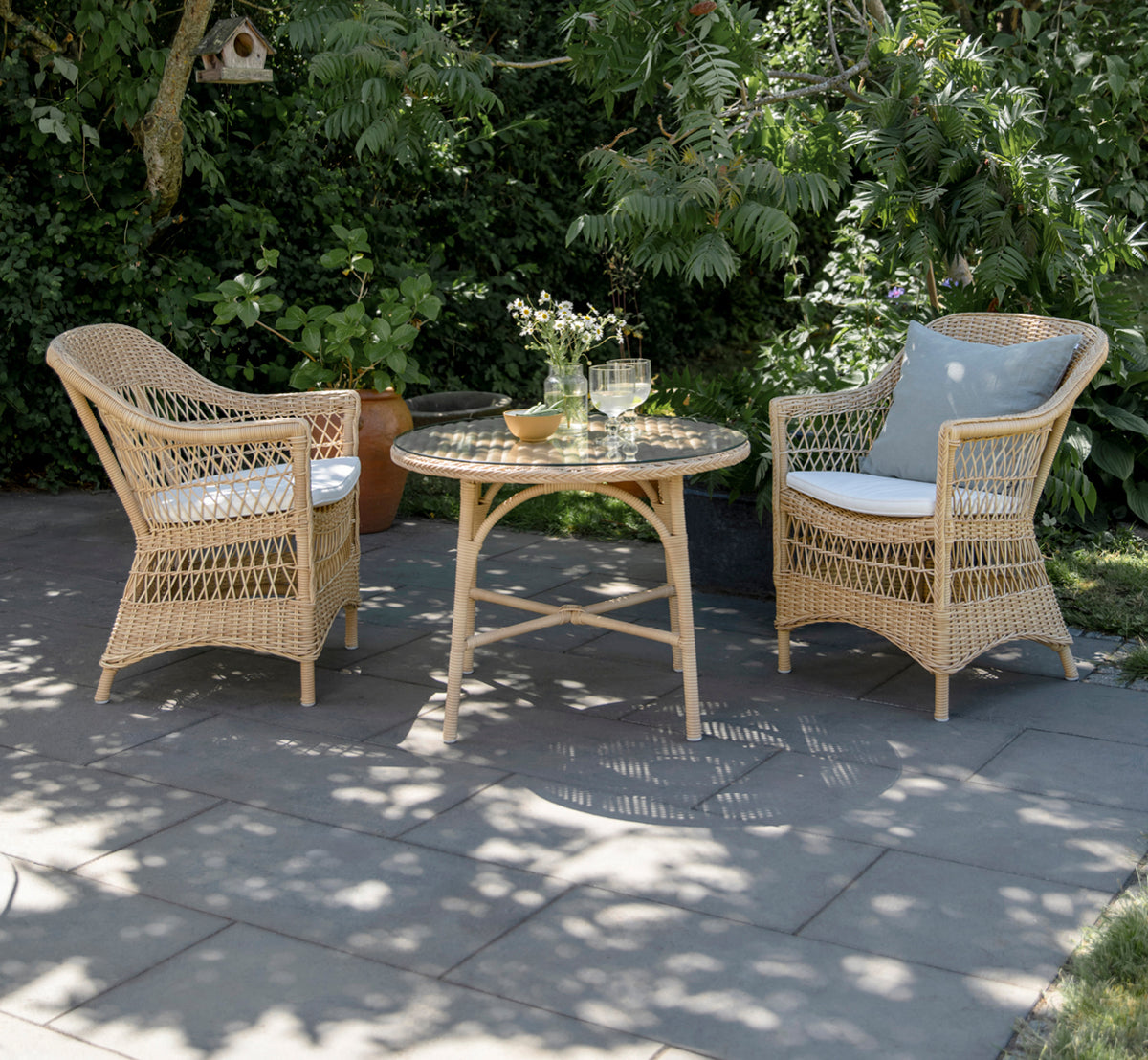 Dies ist ein Lifestyle-Bild von Victoria Exterior Coffee Table Ø80 cm in natural artfibre aluminium. In einem hellen Interieur gestylt.