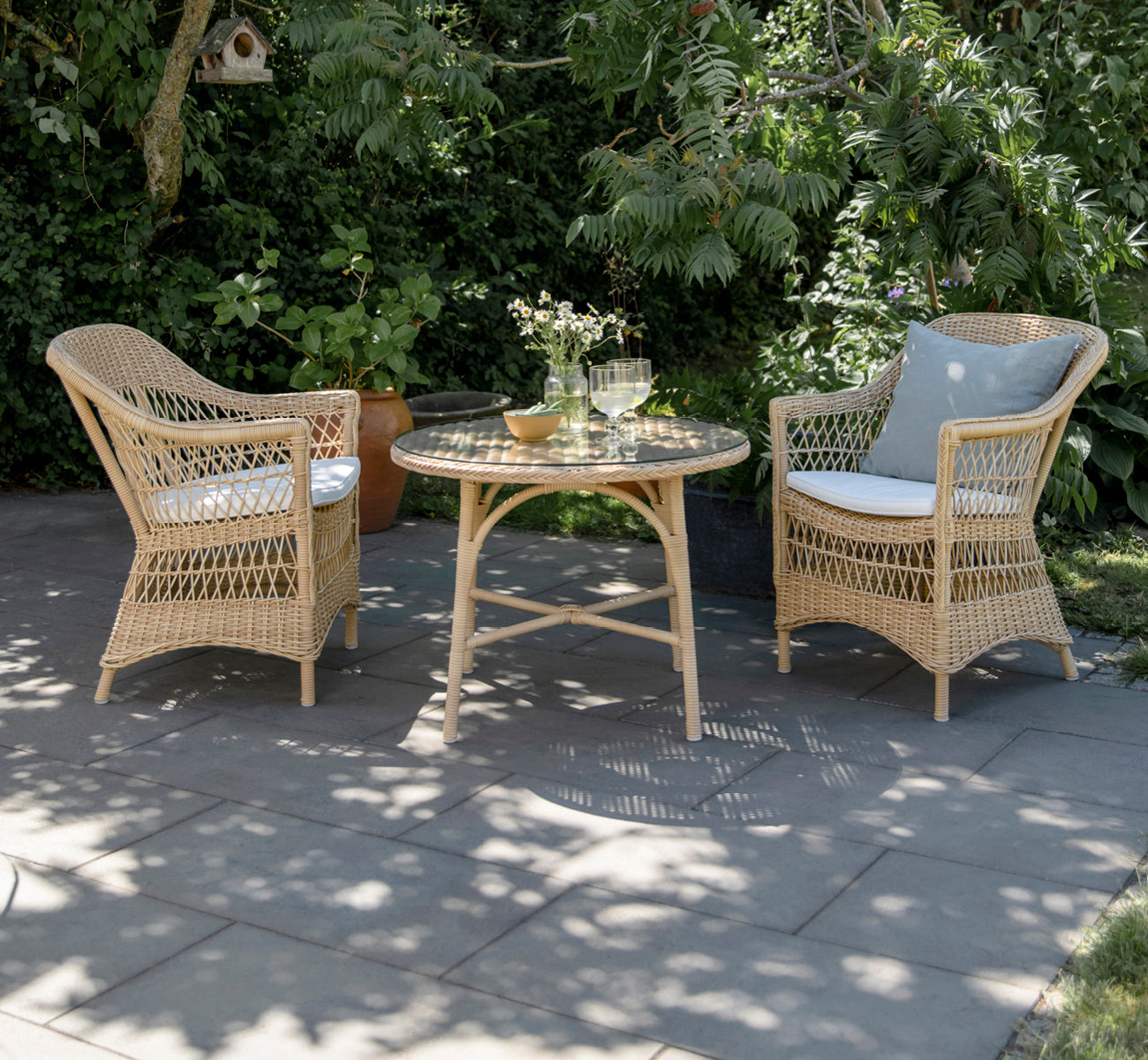 Dies ist ein Lifestyle-Bild von Victoria Exterior Coffee Table Ø80 cm in natural artfibre aluminium. In einem hellen Interieur gestylt.