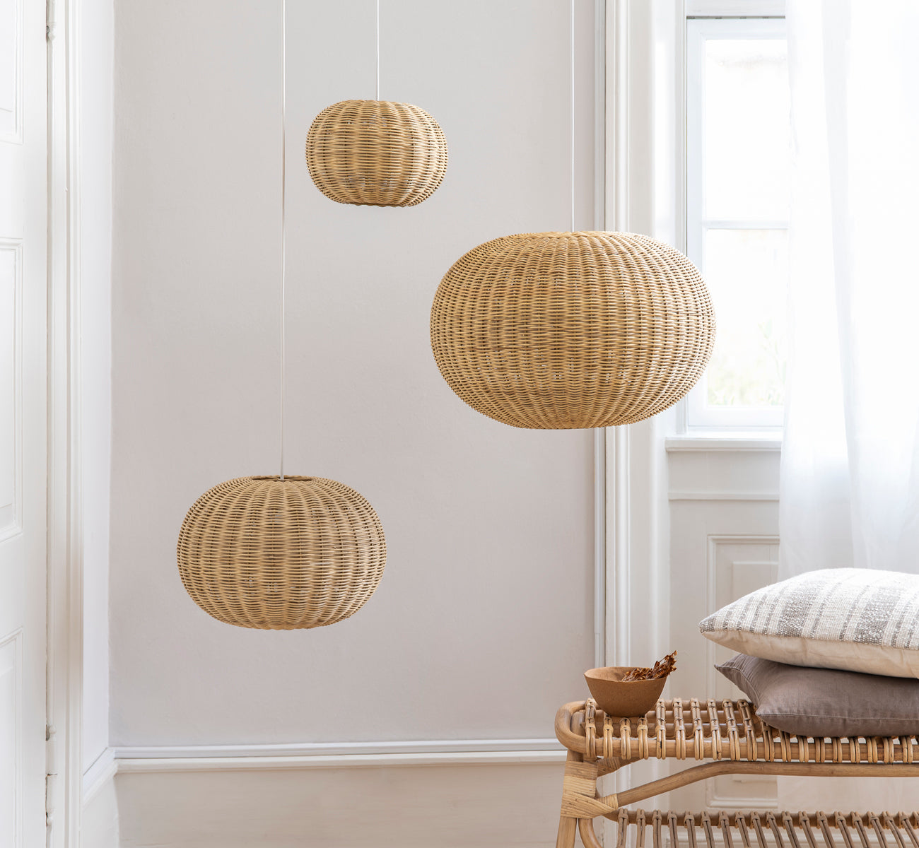 Dies ist ein Lifestyle-Bild von Tangelo Lampshade Ø24 cm | Extra Small in natural rattan. In einem hellen Interieur gestylt.