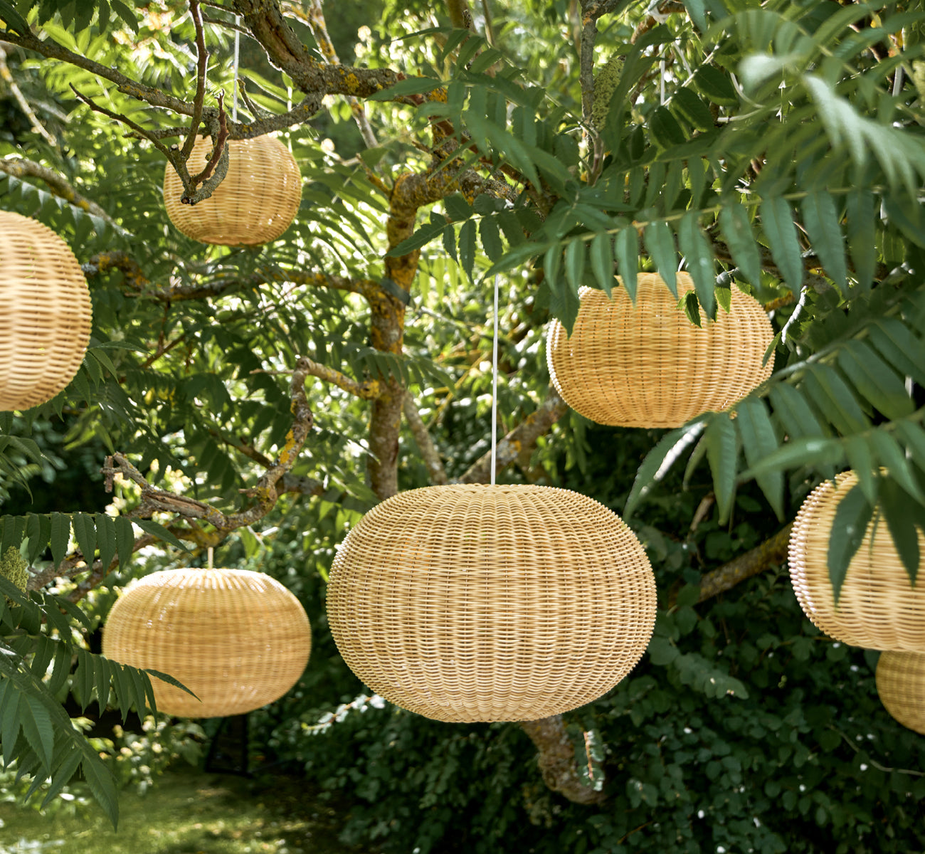 Dies ist ein Lifestyle-Bild von Tangelo Exterior Lampshade Ø37 cm | Small in natural core weave artfibre & aluminium.