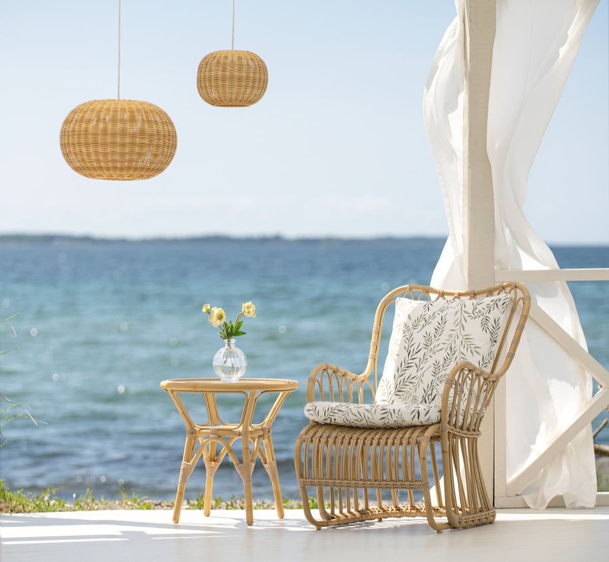 Dies ist ein Lifestyle-Bild von Tangelo Exterior Lampshade Ø37 cm | Small in natural core weave artfibre & aluminium.