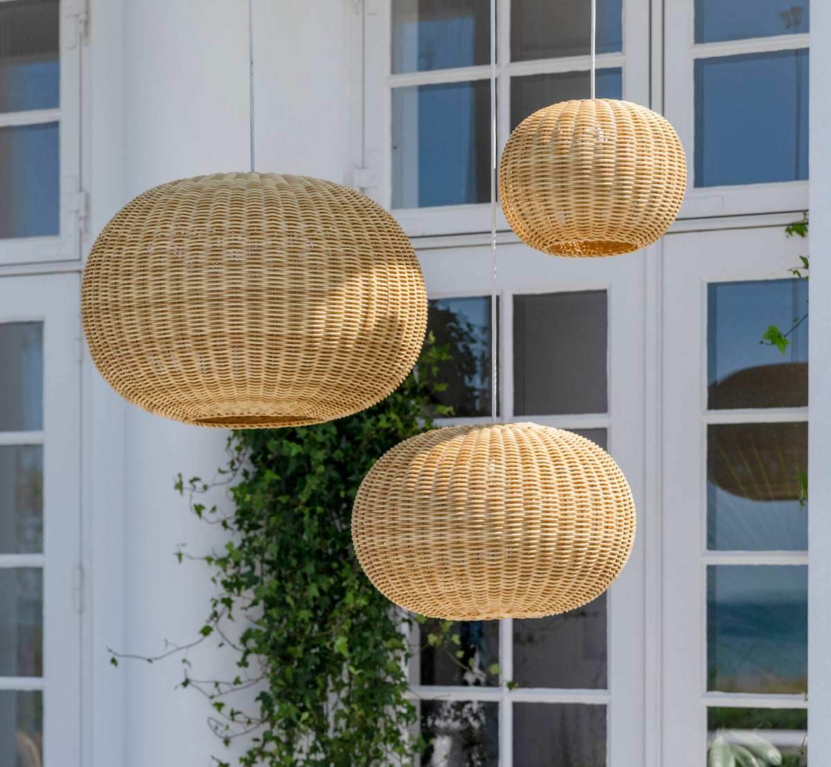 Dies ist ein Lifestyle-Bild von Tangelo Exterior Lampshade Ø49 cm | Medium in natural core weave artfibre & aluminium.