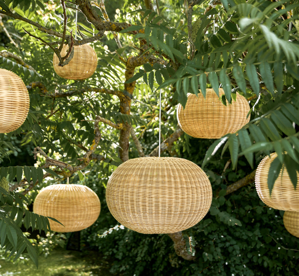 Dies ist ein Lifestyle-Bild von Tangelo Exterior Lampshade Ø49 cm | Medium in natural core weave artfibre & aluminium.