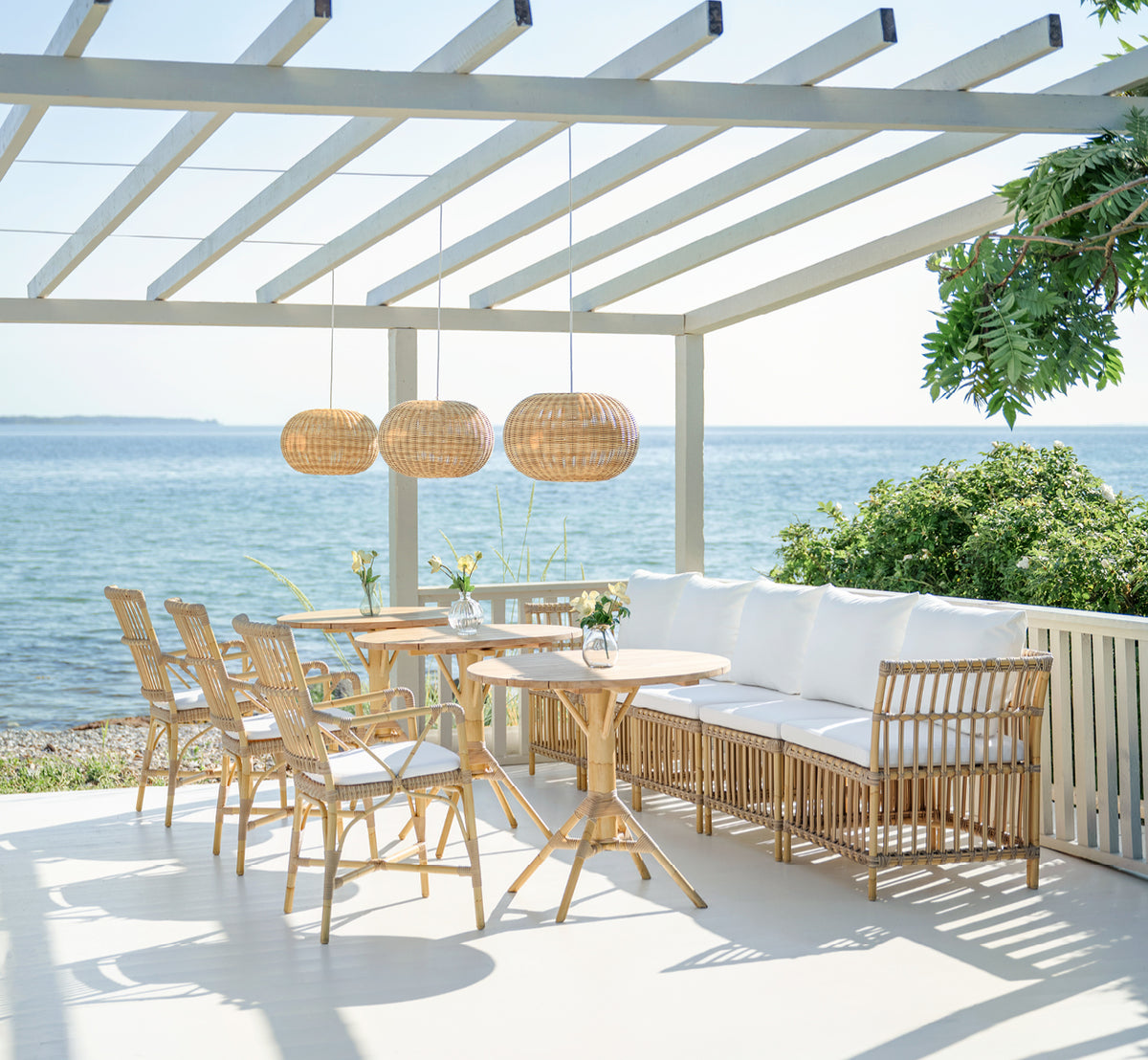 Dies ist ein Lifestyle-Bild von Tangelo Exterior Lampshade Ø49 cm | Medium in natural core weave artfibre & aluminium.
