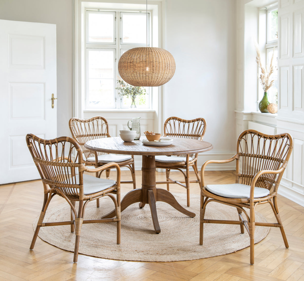 Dies ist ein Lifestyle-Bild von Tangelo Lampshade Ø62 cm | Large in natural rattan. In einem hellen Interieur gestylt.