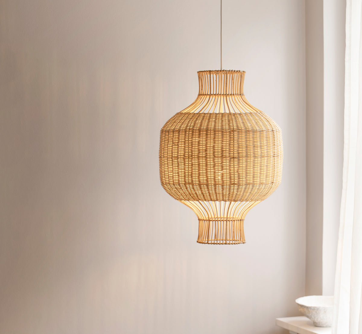 Dies ist ein Lifestyle-Bild von Hikari Lampenschirm in natural core weave iron frame, in einem hellen Interieur präsentiert.