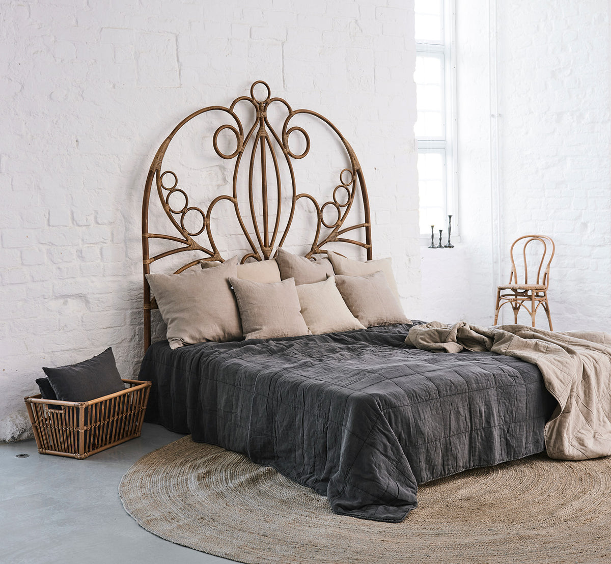 Dies ist ein Lifestyle-Bild von CTE058CH Tagesdecke in charcoal Cotton, in einem ruhigen Schlafzimmer mit neutraler Einrichtung und Fischgrätparkett.