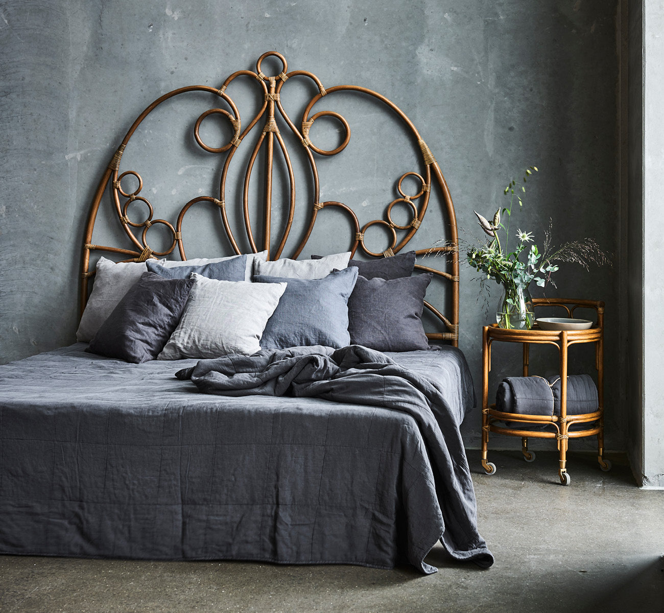 Dies ist ein Lifestyle-Bild von CTE058DB Tagesdecke in dusty Blue Cotton, in einem ruhigen Schlafzimmer mit neutraler Einrichtung und.