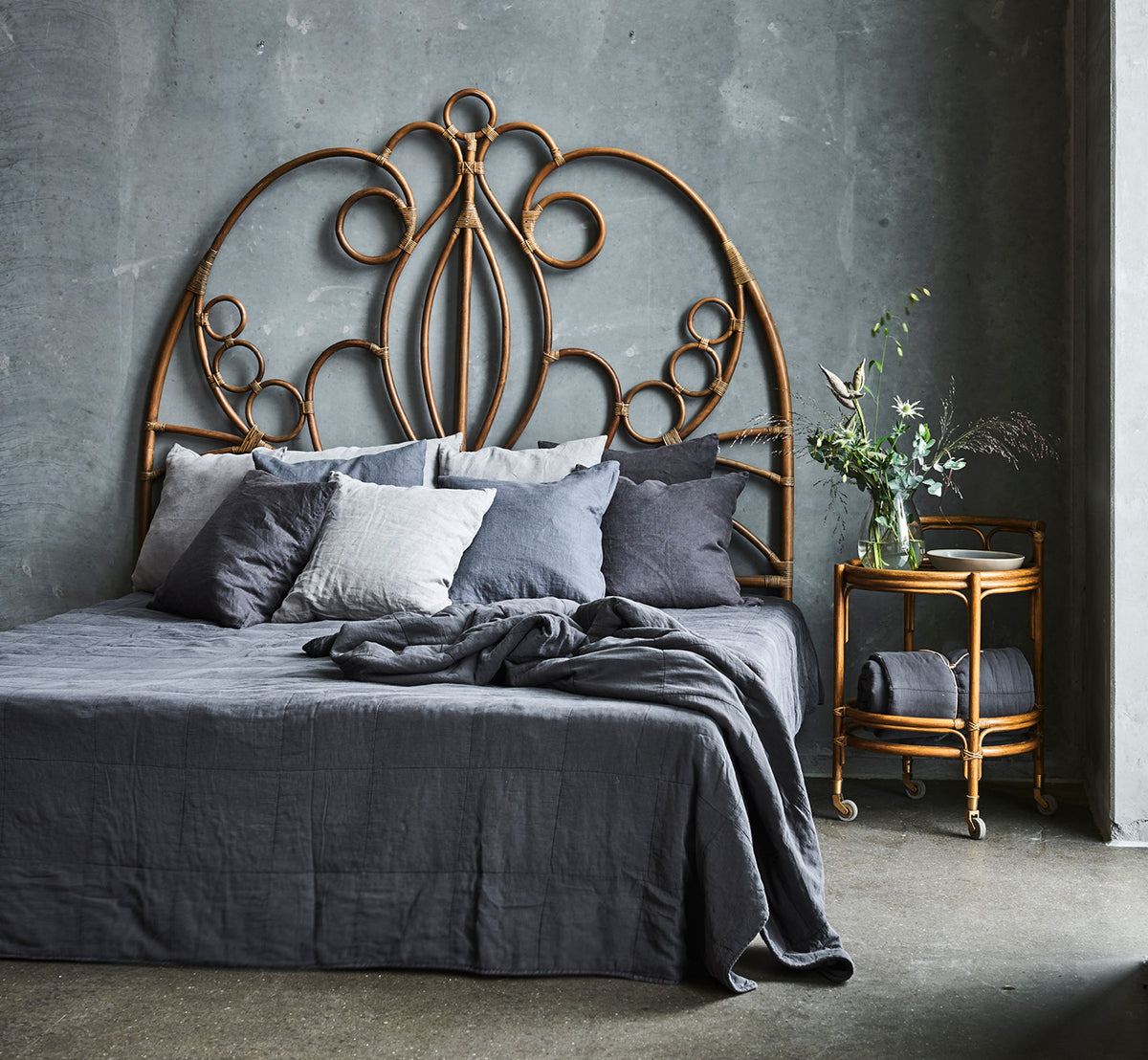 Dies ist ein Lifestyle-Bild von CTE058DB Tagesdecke in dusty Blue Cotton, in einem ruhigen Schlafzimmer mit neutraler Einrichtung und.