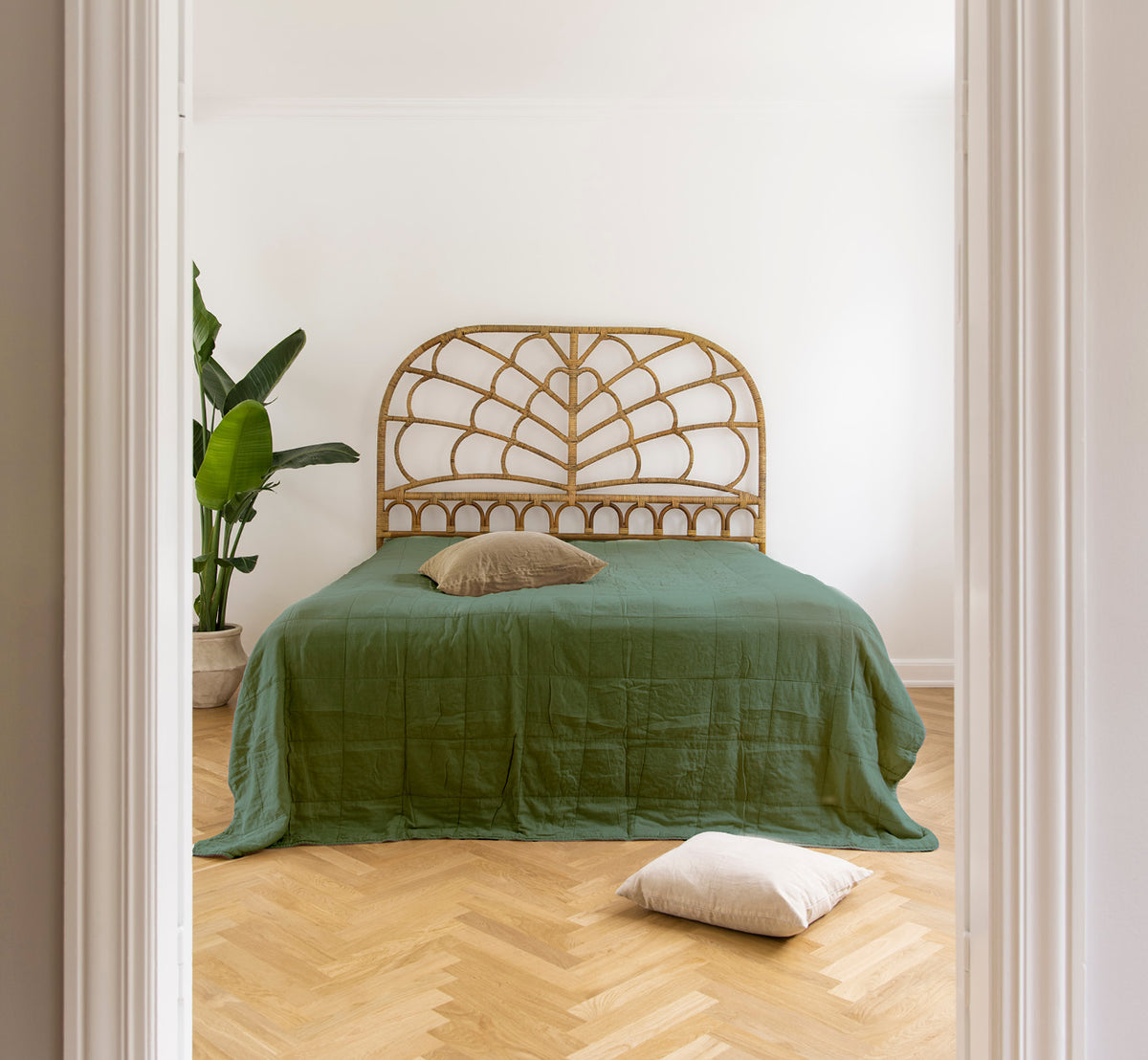 Dies ist ein Lifestyle-Bild von CTE058DF Tagesdecke in dark Forest Cotton, in einem ruhigen Schlafzimmer mit neutraler Einrichtung und.