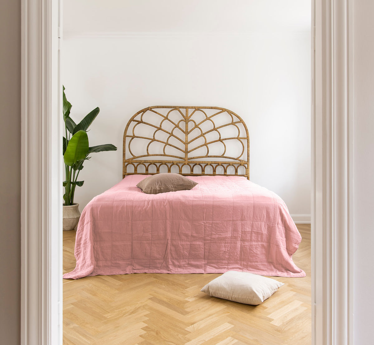 Dies ist ein Lifestyle-Bild von CTE058MR Tagesdecke in misty Rose Cotton, in einem ruhigen Schlafzimmer mit neutraler Einrichtung und.