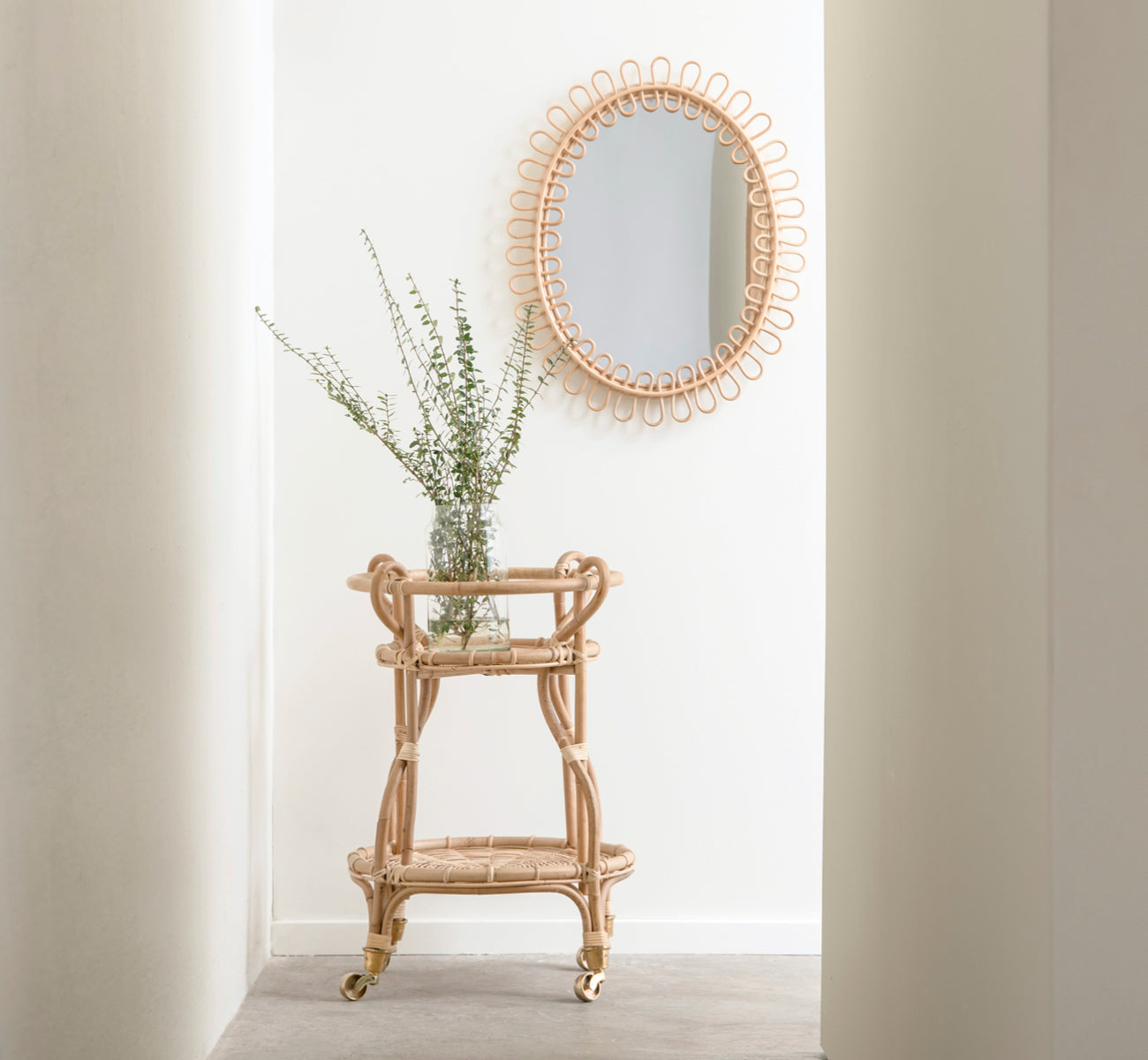 Dies ist ein Lifestyle-Bild von Fratellino Servierwagen in polished Natural Rattan, in einem klassischen Interieur mit aufwändigen weißen Paneeltüren.