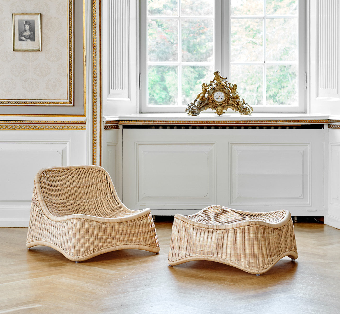 Dies ist ein Lifestyle-Bild von Chill Lounge-Sessel in natural core weave Rattan frame, in einem eleganten klassischen Interieur mit aufwändigen.
