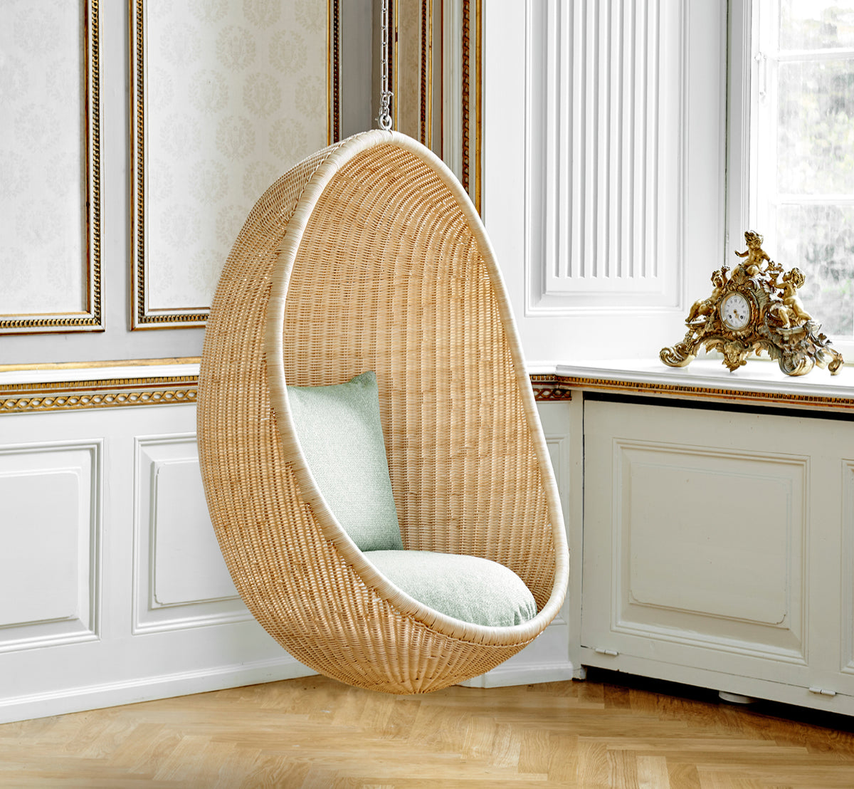 Dies ist ein Lifestyle-Bild von Hanging Hängesessel in natural core weave Rattan frame, in einem eleganten klassischen Interieur mit aufwändigen.