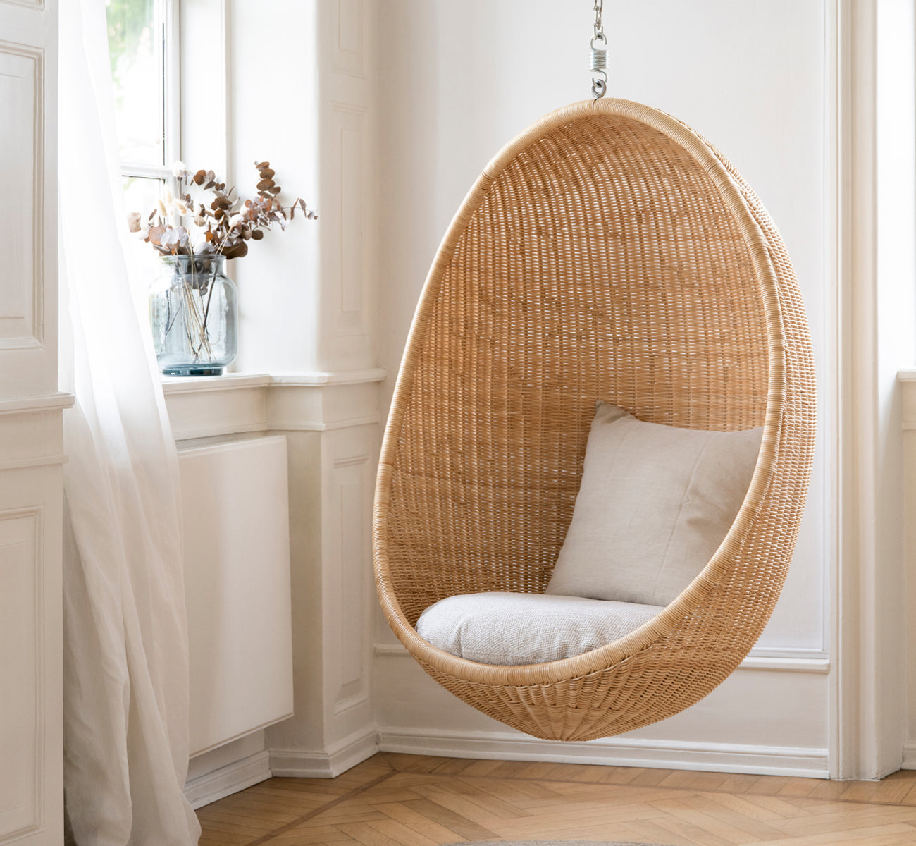 Dies ist ein Lifestyle-Bild von Hanging Hängesessel in natural core weave Rattan frame, in einem eleganten klassischen Interieur mit aufwändigen.
