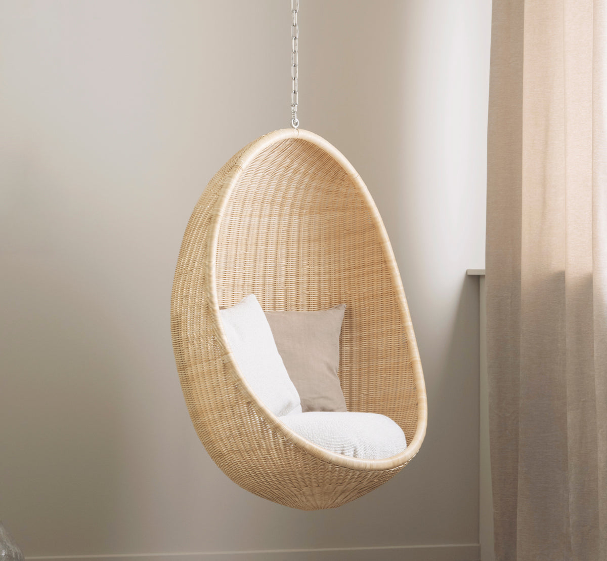 Dies ist ein Lifestyle-Bild von Hanging Hängesessel in natural core weave Rattan frame, in einem eleganten klassischen Interieur mit aufwändigen.