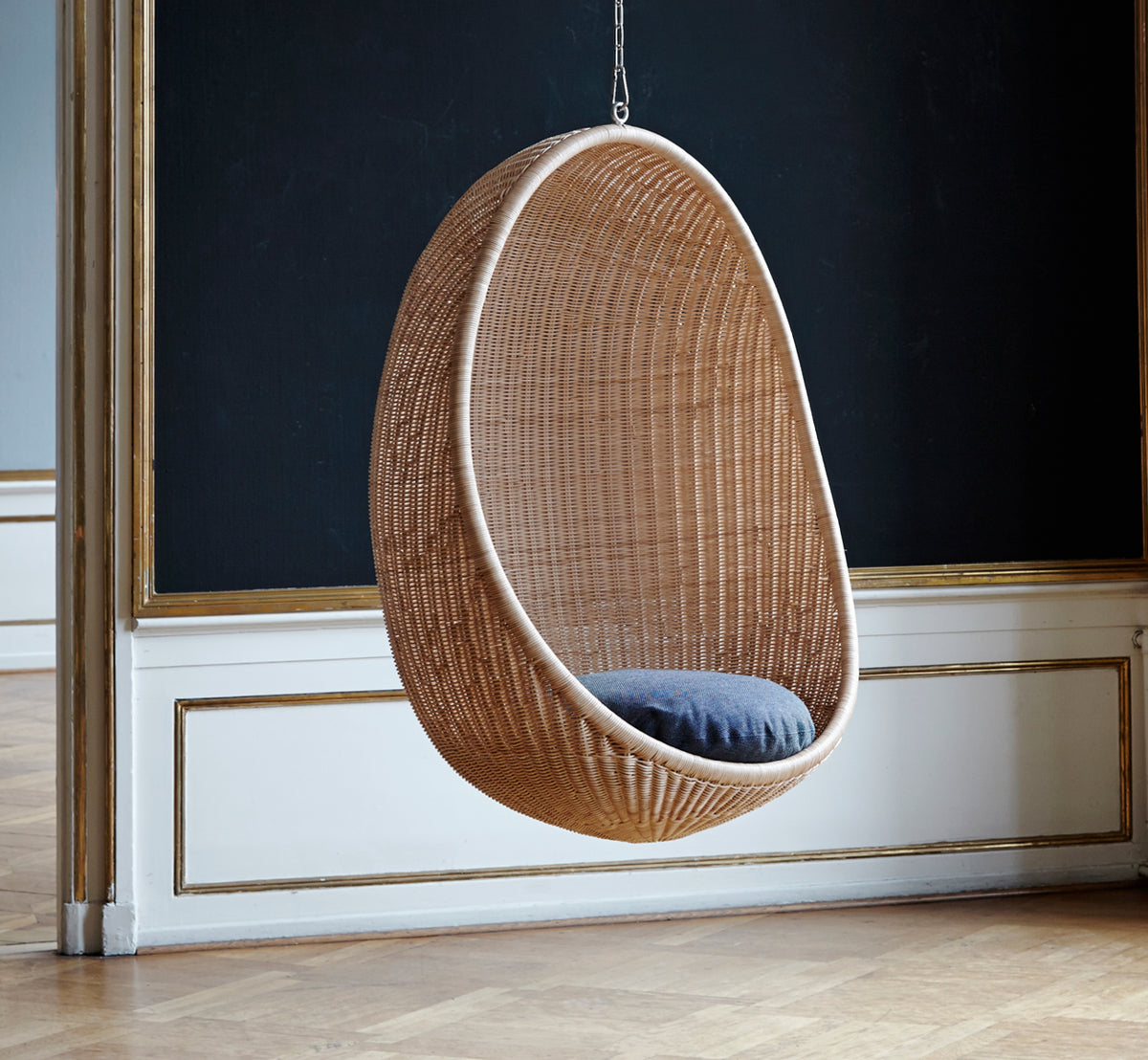 Dies ist ein Lifestyle-Bild von Hanging Hängesessel in natural core weave Rattan frame, in einem eleganten klassischen Interieur mit aufwändigen.