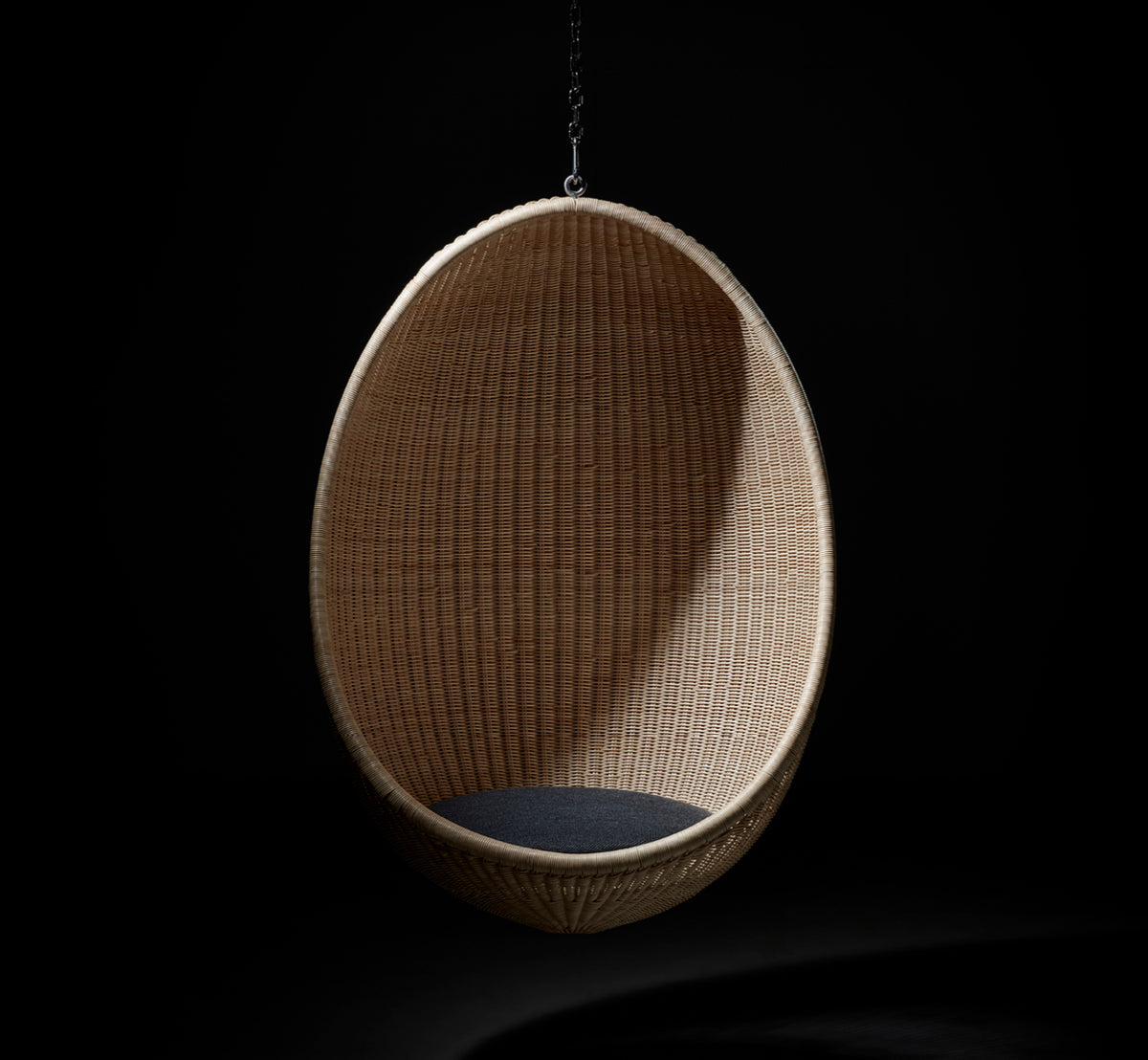 Dies ist ein Lifestyle-Bild von Hanging Hängesessel in natural core weave Rattan frame, in einem eleganten klassischen Interieur mit aufwändigen.