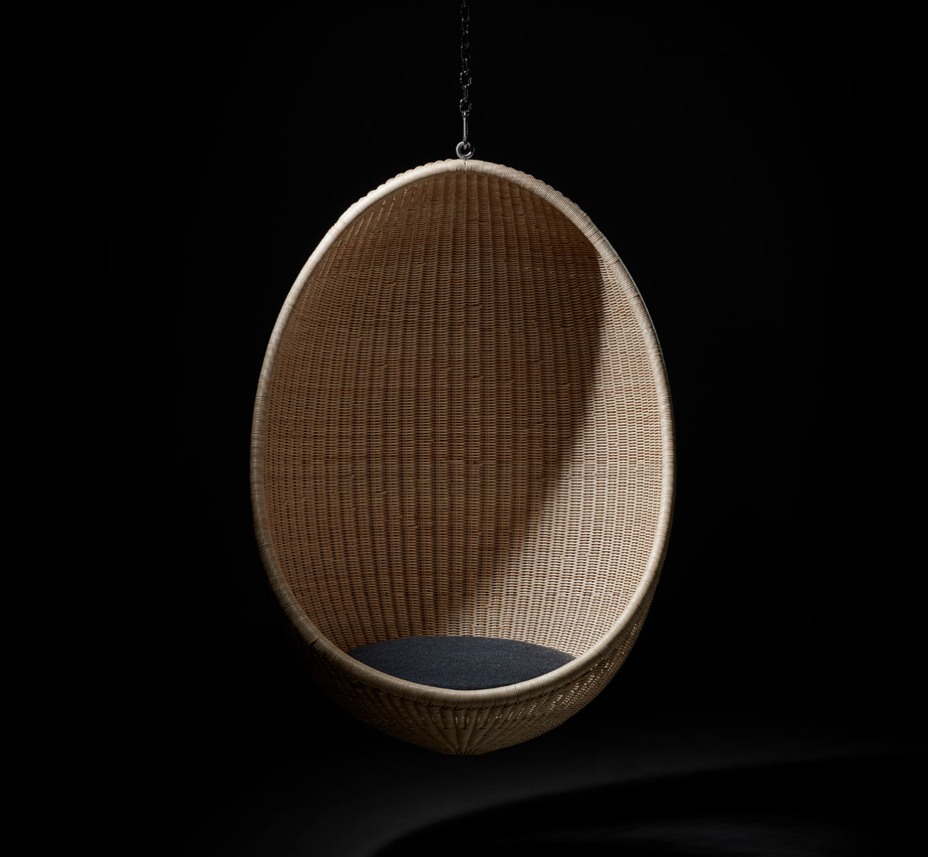 Dies ist ein Lifestyle-Bild von Hanging Hängesessel in natural core weave Rattan frame, in einem eleganten klassischen Interieur mit aufwändigen.