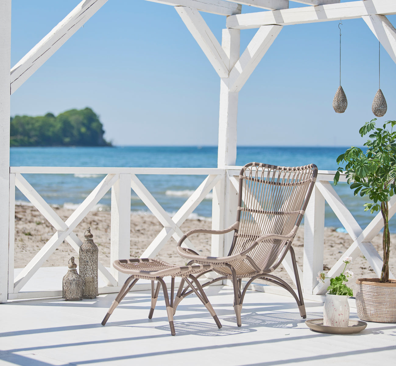 Dies ist ein Lifestyle-Bild von Monet Exterior Lounge Chair in moccaccino aluminium artfibre. In einem hellen Interieur gestylt.