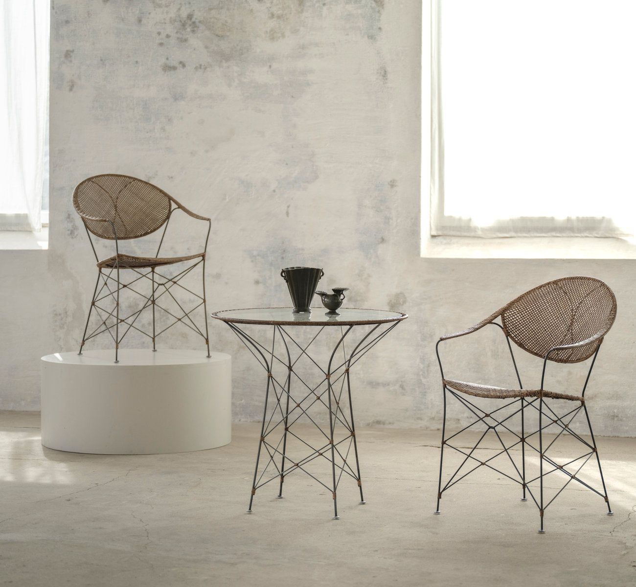 Dies ist ein Lifestyle-Bild von Funky Esszimmerstuhl in hazelnut rattan iron frame. Mit Glastisch in einem hellen, sonnigen Raum.