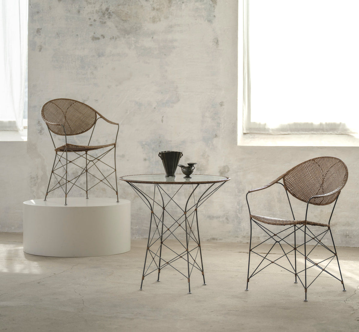 Dies ist ein Lifestyle-Bild von Funky Esszimmerstuhl in hazelnut rattan iron frame. Mit Glastisch in einem hellen, sonnigen Raum.