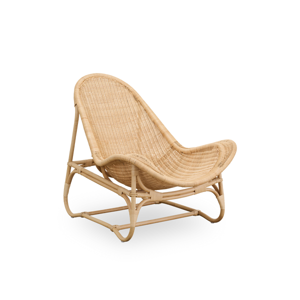 Seitenansicht des Pacifique Loungesessels von Michel Buffet. Elegantes Design, handgefertigt aus Rattan mit vollständig geflochtenem Sitz.