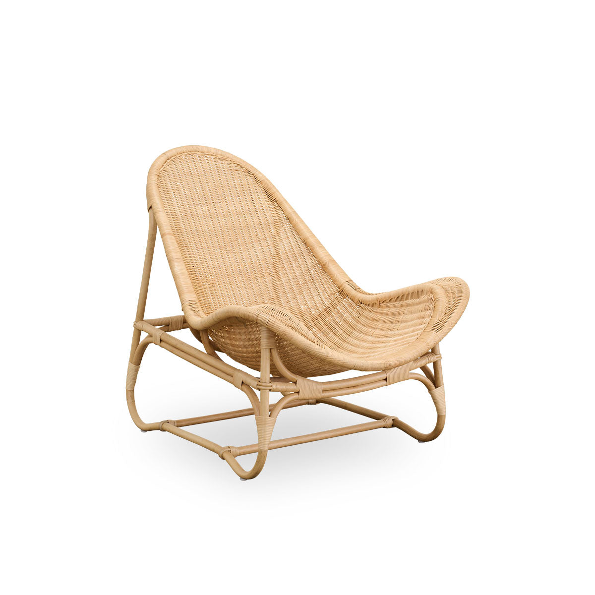 Seitenansicht des Pacifique Loungesessels von Michel Buffet. Elegantes Design, handgefertigt aus Rattan mit vollständig geflochtenem Sitz.