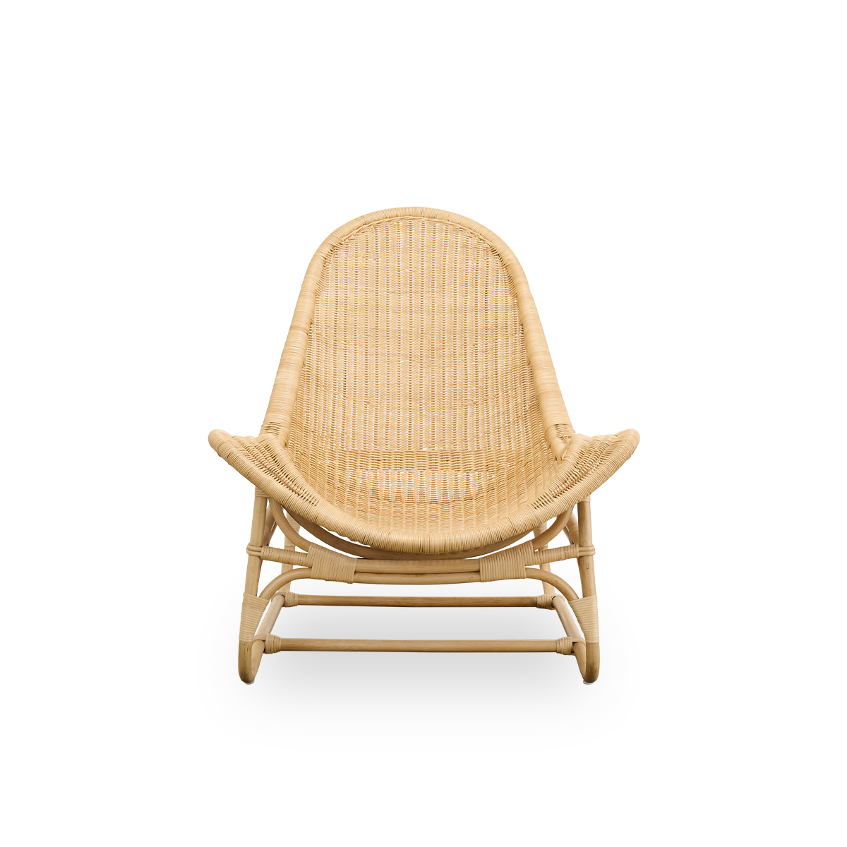Vorderansicht des Pacifique Loungestuhls von Michel Buffet.
Elegantes Design, handgefertigt aus Rattan mit vollständig geflochtenem Sitz.