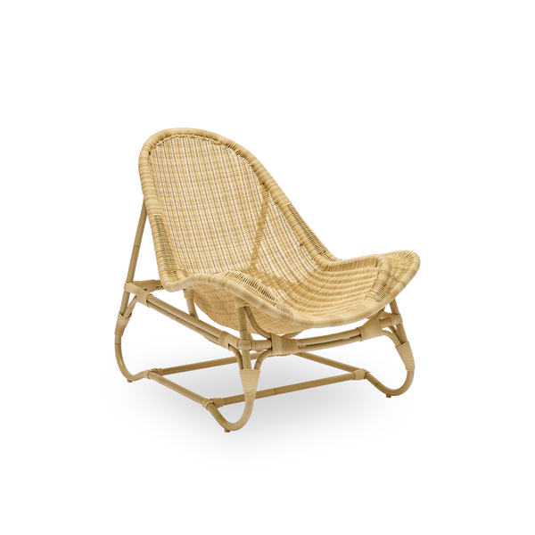 Seitenansicht des Pacifique Exterior Loungesessels, entworfen von Michel Buffet. Aluminiumrahmen im Rattan-Look mit vollständig geflochtenem Sitz handgefertigt aus ArtFibre.