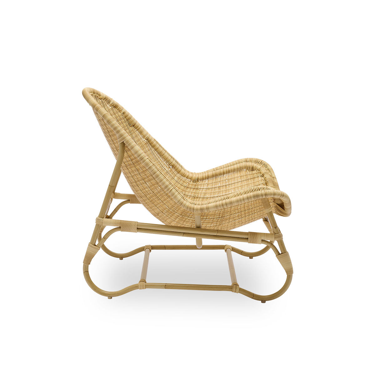 Seitenansicht des Pacifique Exterior Lounge Chairs, entworfen von Michel Buffet. Aluminiumrahmen im Rattan-Look mit vollständig geflochtenem Sitz aus handgefertigtem ArtFibre.