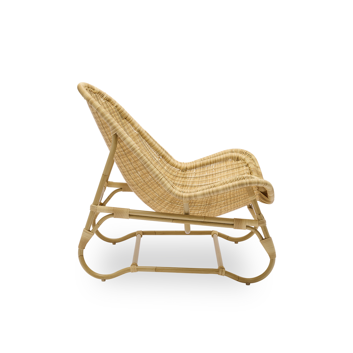 Seitenansicht des Pacifique Exterior Lounge Chairs, entworfen von Michel Buffet. Aluminiumrahmen im Rattan-Look mit vollständig geflochtenem Sitz aus handgefertigtem ArtFibre.