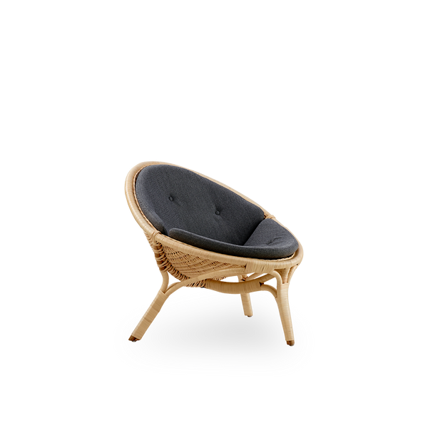 Seitenansicht des Rana Loungesessels, entworfen von Nanna Ditzel. Preisgekröntes dreibeiniges Design mit vollständig geflochtenem Sitz, handgefertigt aus hochwertigem indonesischem Rattan.