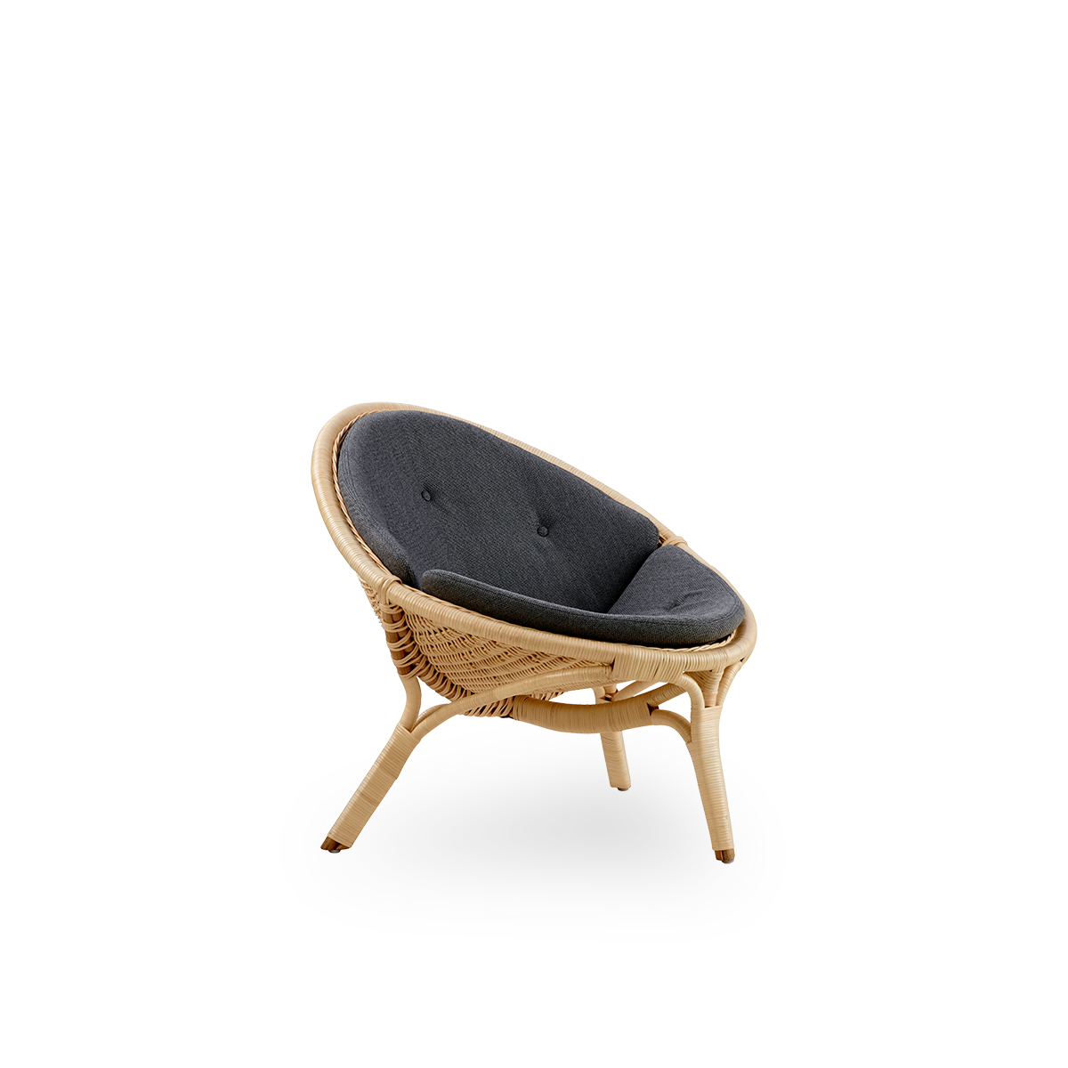Seitenansicht des Rana Loungesessels, entworfen von Nanna Ditzel. Preisgekröntes dreibeiniges Design mit vollständig geflochtenem Sitz, handgefertigt aus hochwertigem indonesischem Rattan.