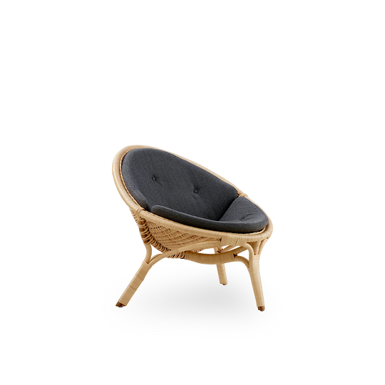 Seitenansicht des Rana Loungesessels, entworfen von Nanna Ditzel. Preisgekröntes dreibeiniges Design mit vollständig geflochtenem Sitz, handgefertigt aus hochwertigem indonesischem Rattan.