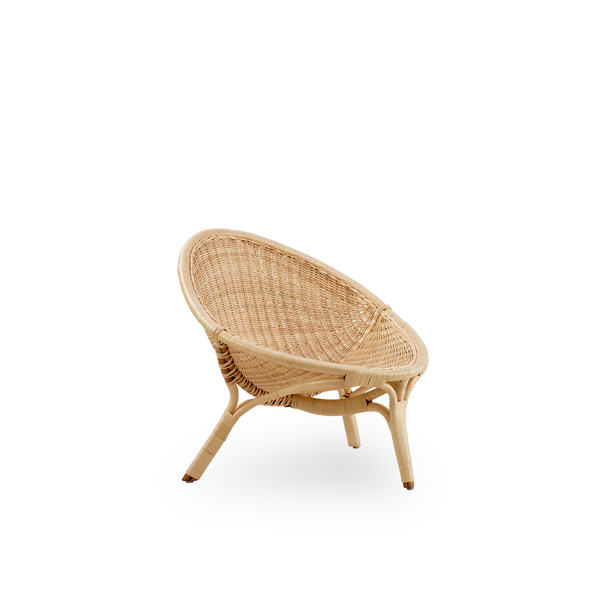 Seitenansicht des Rana Loungesessels, entworfen von Nanna Ditzel. Preisgekröntes dreibeiniges Design mit vollständig geflochtenem Sitz, handgefertigt aus hochwertigem indonesischem Rattan.
