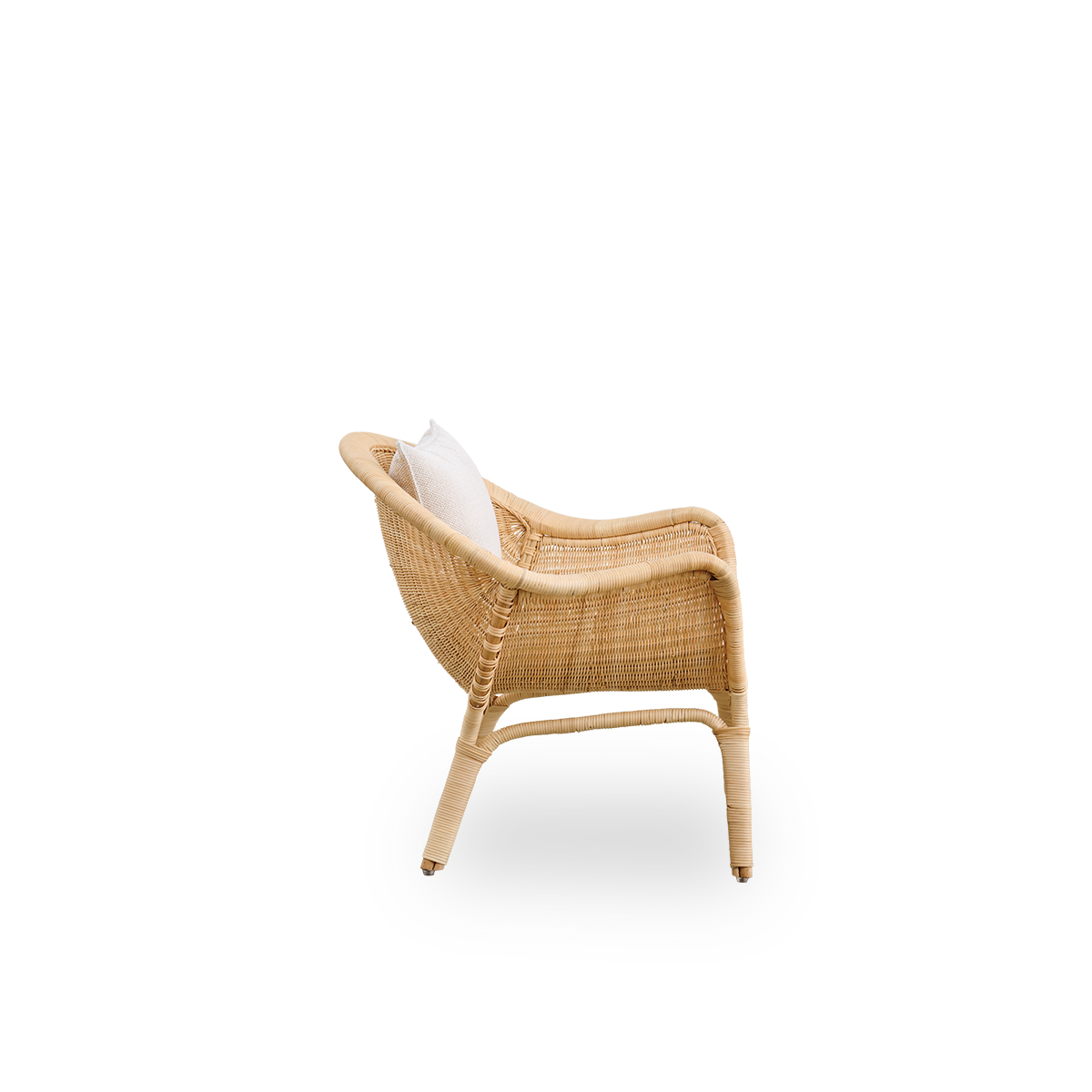 Seitenansicht des Madame Exterior Loungechairs, entworfen von Nanna & Jørgen Ditzel. Vollständig geflochtener Rattan-Loungechair mit weichem, feminin geformtem Schalendesign.