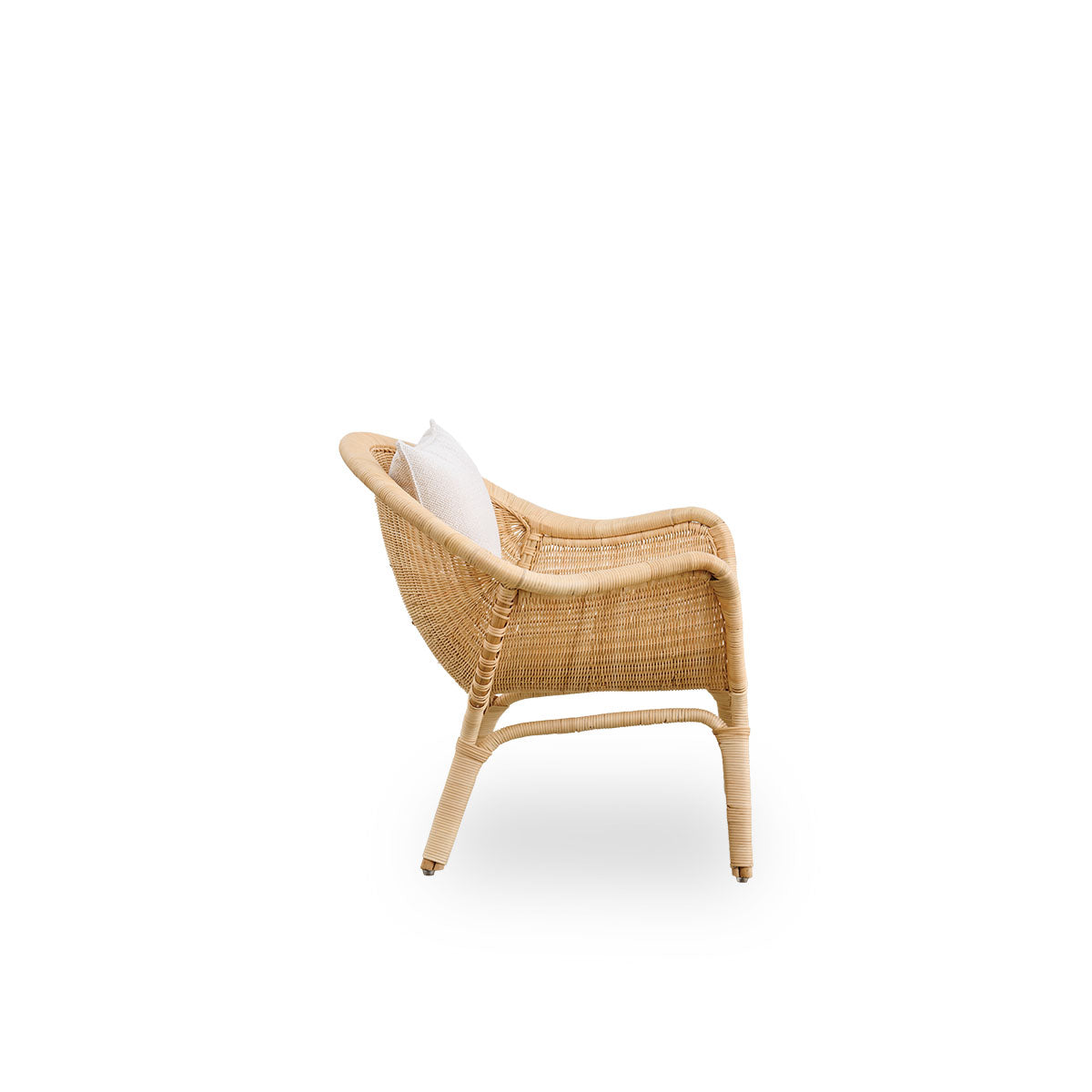 Seitenansicht des Madame Exterior Loungechairs, entworfen von Nanna & Jørgen Ditzel. Vollständig geflochtener Rattan-Loungechair mit weichem, feminin geformtem Schalendesign.